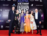 Doanh nhân Thuỷ Tiên cùng con gái xuất hiện tại Vietnam International Fashion Week
