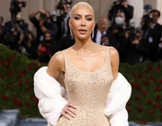 Thừa nhận ép cân cấp tốc để đi MET Gala, Kim Kardashian nhận chỉ trích dữ dội