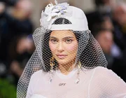 Kylie Jenner giải thích lý do vô cùng cảm động khi lựa chọn mặc váy cưới tới dự Met Gala 2022