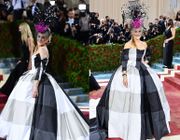 Sarah Jessica Parker tại thảm đỏ Met Gala diện đúng dresscode chuẩn Mỹ