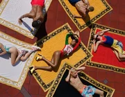Chiến dịch quảng bá BST swimwear mới từ các nhà mốt xa xỉ