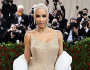 Kim Kardashian làm hỏng chiếc váy của Marilyn Monroe khi dự Met Gala?