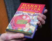 Tại sao cuốn truyện “Harry Potter và Hòn đá Phù Thuỷ” này lại có giá lên tới 5,8 tỷ đồng?