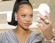 Rihanna hiện là nữ tỷ phú tự thân trẻ nhất nước Mỹ