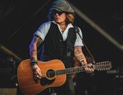 Dior tiếp tục gia hạn hợp đồng với Johnny Depp