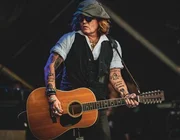 Dior tiếp tục gia hạn hợp đồng với Johnny Depp