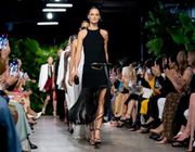 Bộ sưu tập Michael Kors SS23 phản chiếu hình ảnh thành thị tinh tế