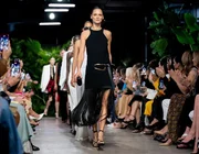 Bộ sưu tập Michael Kors SS23 phản chiếu hình ảnh thành thị tinh tế