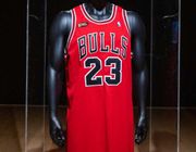 Chiếc áo thi đấu của huyền thoại Michael Jordan phá kỷ lục đấu giá với 10,1 triệu USD