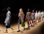 Prada Xuân Hè 2023: Sự dung hòa của những điều tương phản