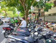 Trông giữ xe trái phép ở vỉa hè bị xử phạt bao tiền?