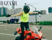 Biết gì về luật lái xe mô tô phân khối lớn từ clip của Ngọc Trinh?