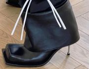 Hành trình chinh phục chiếc boots ống rộng đánh lừa thị giác