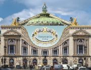Tiffany & Co. trang trí mặt tiền nhà hát tại Paris quảng bá sản phẩm