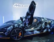 Minh "Nhựa" tung video đến đại bản doanh ở Anh để xem mắt McLaren Elva
