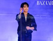 JungKook (BTS) bất ngờ “mở mini concert” tại Times Square, New York