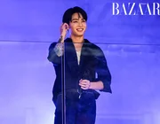 JungKook (BTS) bất ngờ “mở mini concert” tại Times Square, New York