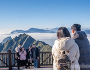 Du khách tấp nập 'săn mây' trên đỉnh Fansipan