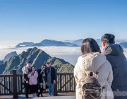 Du khách tấp nập 'săn mây' trên đỉnh Fansipan