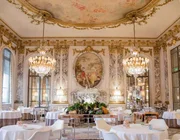 Bước vào khách sạn Le Meurice từng tổ chức tiệc cưới của Picasso