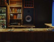 Thưởng cocktail với âm nhạc vinyl độc lạ