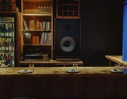 Thưởng cocktail với âm nhạc vinyl độc lạ