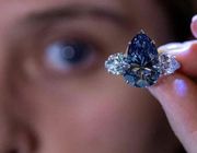 Viên kim cương xanh Bleu Royal được đấu giá 44 triệu USD