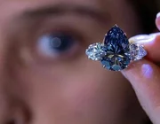 Viên kim cương xanh Bleu Royal được đấu giá 44 triệu USD