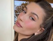 Hailey Bieber đã trở thành "biểu tượng" trong giới thời trang thế nào?