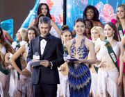 Á Hậu Thùy Dung tỏa sáng trong vai trò MC đêm chung kết Miss Earth 2023 được tổ chức tại Việt Nam