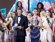 Á Hậu Thùy Dung tỏa sáng trong vai trò MC đêm chung kết Miss Earth 2023 được tổ chức tại Việt Nam