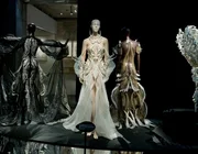 Triển lãm “Iris van Herpen: Sculpting the Senses” ở bảo tàng Pháp
