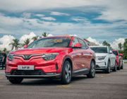 Hàng trăm xe điện VinFast VF 8 và VF e34 tiếp tục đến tay khách hàng trong tháng 1/2023