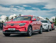Hàng trăm xe điện VinFast VF 8 và VF e34 tiếp tục đến tay khách hàng trong tháng 1/2023
