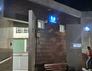 Khách nước ngoài vào quán cà phê đi nhờ vệ sinh