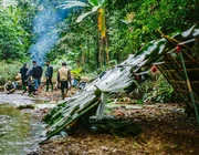 Cắm trại hoang dã giữa rừng sâu