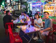 Giới trẻ và du khách trải nghiệm phố ẩm thực Nguyễn Thượng Hiền