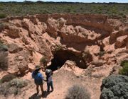 Hang động Koonalda hơn 20.000 năm tuổi ở Australia bị phá hoại