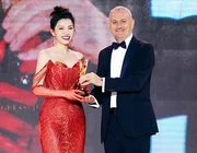 CEO Halavu Clinic nhận giải mặc đẹp tại Harper’s Bazaar Star Awards