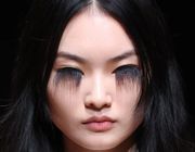 Những kiểu làm đẹp khác thường trên sàn diễn Xuân Hè 2023