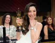 Dương Tử Quỳnh dự Oscar 2023 với đồng hồ Richard Mille, mỹ phẩm La Mer