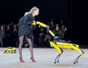 Chó robot lột đồ người mẫu trên sàn diễn