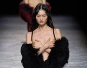 Ann Demeulemeester Thu Đông 2023 người mẫu dùng tay che ngực catwalk