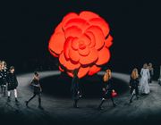 Chanel Thu Đông 2023 biểu tượng hoa trà nở rộ trên sàn diễn