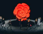 Chanel Thu Đông 2023 biểu tượng hoa trà nở rộ trên sàn diễn