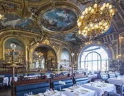Nhà hàng Le Train Bleu hơn 120 tuổi như cung điện ở Paris