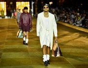 Louis Vuitton Menswear Xuân Hè 2024 tinh thần Pharrell Williams