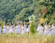 Trang Nhung ra mắt MV Mong thế giới yên bình