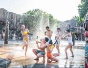 Du khách tranh thủ tận hưởng VinWonders Nha Trang trước giờ diễn ra đại nhạc hội 8Wonder
