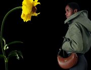 Prada giới thiệu túi đeo vai hình lưỡi liềm Prada Arqué mùa thu 2023